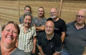 Remplacement des bandes de stramits au gymnase Lasalle.