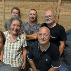 Remplacement des bandes de stramits au gymnase Lasalle.
