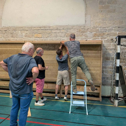 Remplacement des bandes de stramits au Gymnase Lasalle